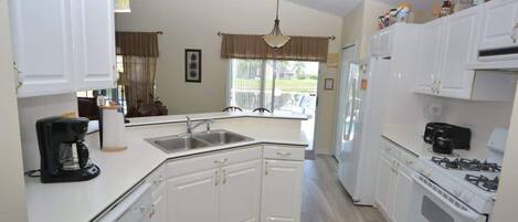 ثلاجة، ميكروويف، فرن، موقد طهي مسطح