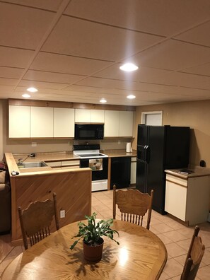 Großer Kühlschrank, Mikrowelle, Ofen, Herdplatte