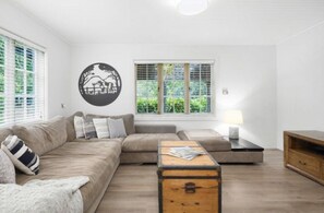 Smart TV, fireplace, DVD player, table tennis