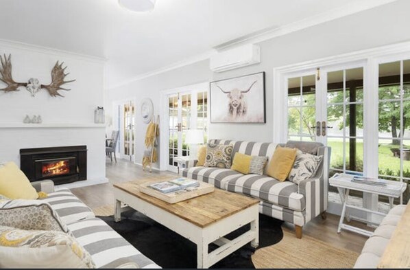 Smart-TV, Kamin, DVD-Player, Tischtennisplatte