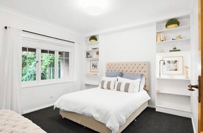 5 chambres, bureau, fer et planche à repasser, lit de bébé portatif