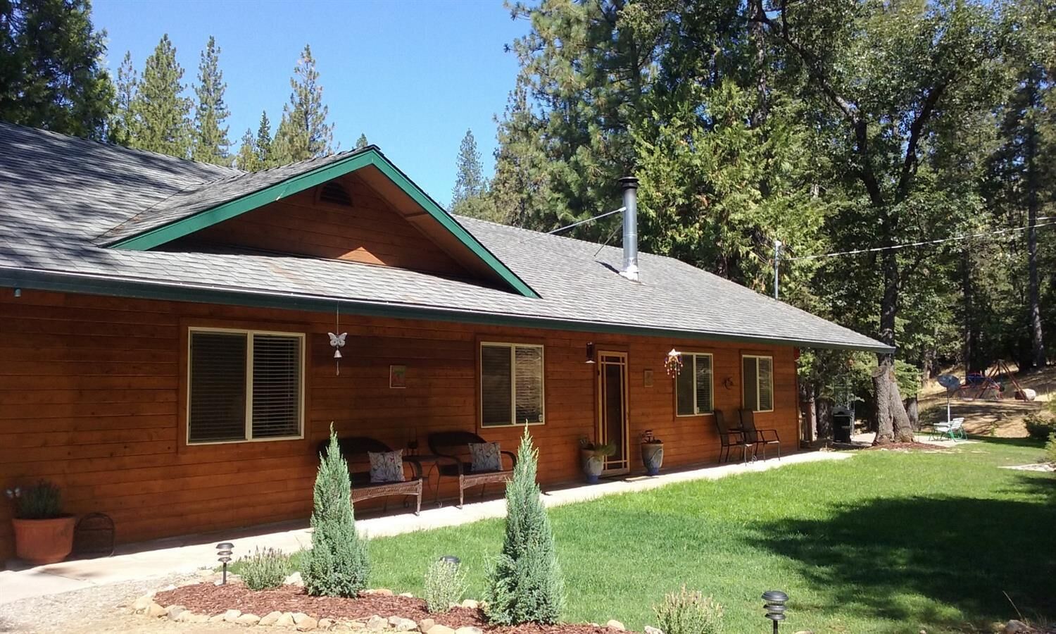 Serene Cabin on 3 acres w/ a big deck near the lake in Pollock Pine