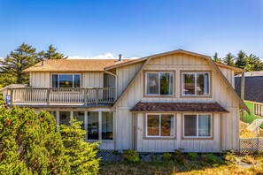 Exterior - Beachfront with loft & fireplace in Copalis Beach. (Copalis Beach)