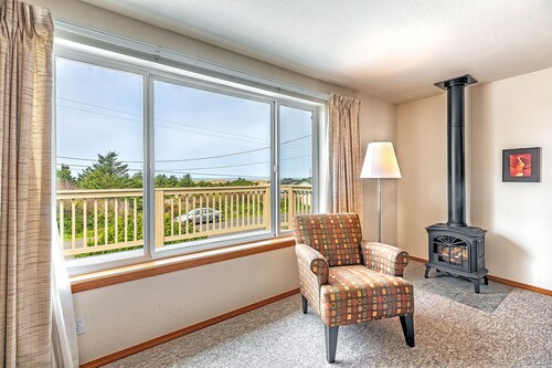 Beachfront with loft & fireplace in Copalis Beach.