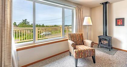 Beachfront with loft & fireplace in Copalis Beach.