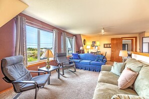 Fireplace - Beachfront with loft & fireplace in Copalis Beach. (Copalis Beach)