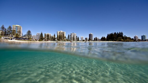 A coastal cityscape with a clear view of the beach and ocean. - Tumut Unit 2- Easy Walk to Rainbow Bay Beach and Twin Towns Services club, Wi-Fi is included (Tweed Heads)