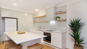 Fridge, microwave, oven, dishwasher - Tumut Unit 2- Easy Walk to Rainbow Bay Beach and Twin Towns Services club, Wi-Fi is included (Tweed Heads)