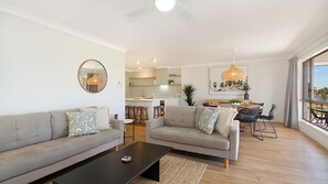 TV - Tumut Unit 2- Easy Walk to Rainbow Bay Beach and Twin Towns Services club, Wi-Fi is included (Tweed Heads)