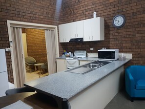 Frigorífico, microondas, horno y placa de cocina