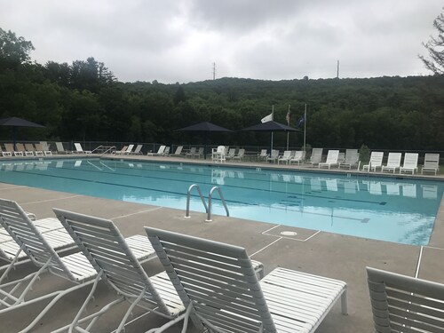 Across From Ski/Indoor Pool/Gym/Restaurant-short-Walk see video Saw Creek Estate