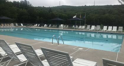 Across From Ski/Indoor Pool/Gym/Restaurant-short-Walk see video Saw Creek Estate