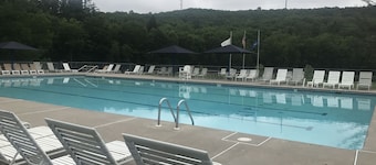 Across From Ski/Indoor Pool/Gym/Restaurant-short-Walk see video Saw Creek Estate