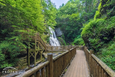 Across From Ski/Indoor Pool/Gym/Restaurant-short-Walk see video Saw Creek Estate