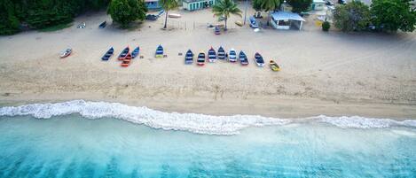 Spiaggia | Una spiaggia nelle vicinanze, teli da spiaggia