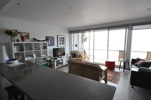 Téléviseur, livres, chaîne audio