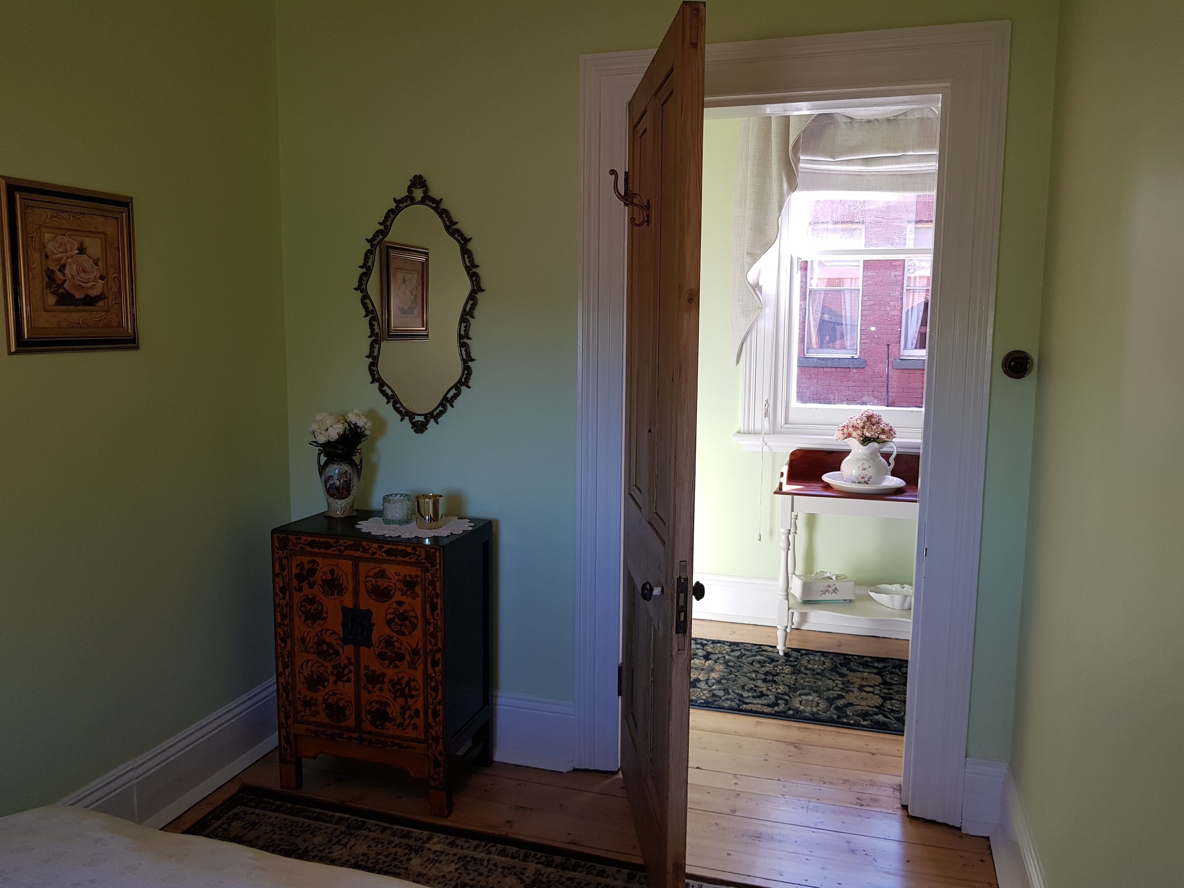 2 habitaciones, tabla de planchar con plancha, wifi y ropa de cama 