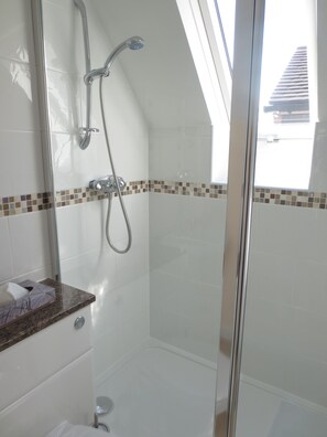 Combined shower/tub, hair dryer, towels