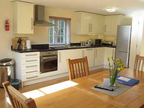 Fridge, microwave, oven, stovetop - Oxford Apartments 2 - Modern, beautiful Apartment fully furnished with parking (Oxford)