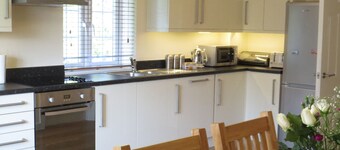 Oxford Apartments 2 - Modern, beautiful Apartment fully furnished with parking