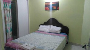 Basic Double Room, 1 Double Bed, Non Smoking | Free WiFi, bed sheets