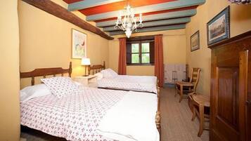 8 Schlafzimmer, Schreibtisch, Bügeleisen/Bügelbrett, WLAN