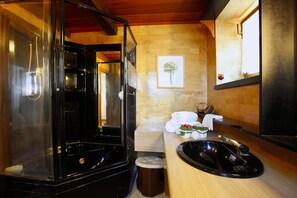 Baignoire, baignoire à jets, sèche-cheveux, bidet