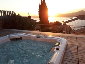 Outdoor spa tub - GREAT LAKE VIEW - PRIVATE GARDEN - JACUZZI (Torri del Benaco)