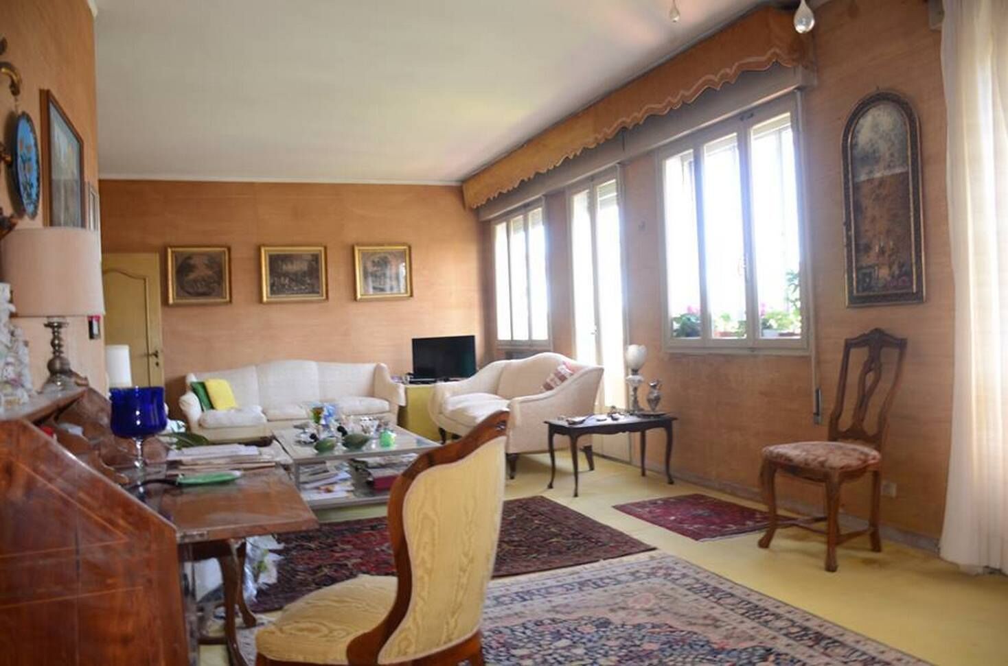 TV, fireplace, DVD player, books