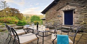 Outdoor dining - Stablemans Cottage, perfect riverside location between Ambleside & Rydal (Ambleside)