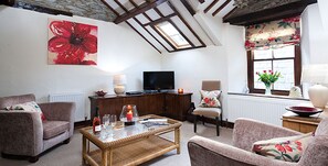 TV, DVD player, books, stereo - Stablemans Cottage, perfect riverside location between Ambleside & Rydal (Ambleside)