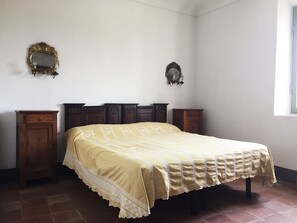 2 Schlafzimmer, Schreibtisch, Bügeleisen/Bügelbrett, Reisekinderbett
