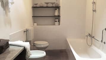 Badewanne, Haartrockner, Bidet, Handtücher