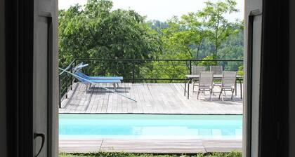 Farmhouse with swimming pool in the green countryside of Monferrato astigiano.