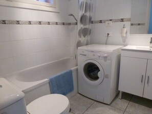 Combined shower/tub, hair dryer, towels