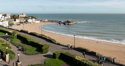 Appartement central de luxe avec 2 chambres, vue imprenable sur la mer