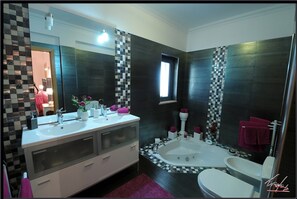 Ensemble douche/baignoire, bidet, serviettes fournies