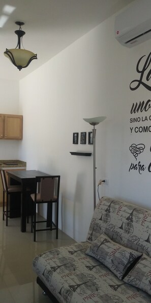 Appartement Ville, 1 grand lit et 1 canapé-lit | Décor unique, ameublement unique, rideaux d’obscurcissement