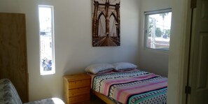 Departamento urbano, 1 cama Queen size y sofá cama | Decoración personalizada, muebles diferentes y cortinas blackout 