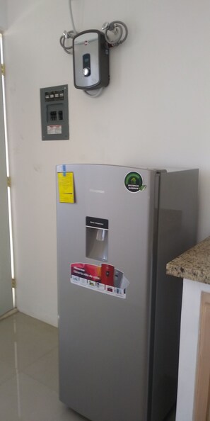 Decoración personalizada, muebles diferentes y cortinas blackout 