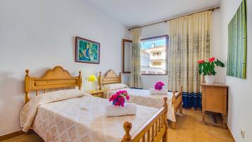 3 slaapkamers, een strijkplank/strijkijzer, gratis wifi, beddengoed