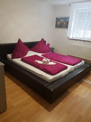 1 slaapkamer, een strijkplank/strijkijzer, internet, beddengoed