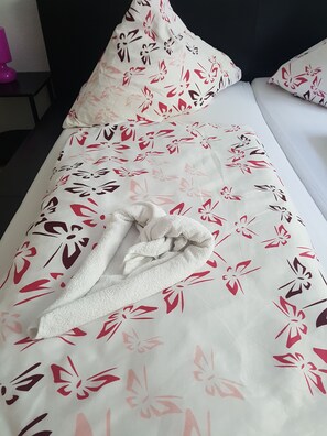 1 bedroom, iron/ironing board, internet, bed sheets