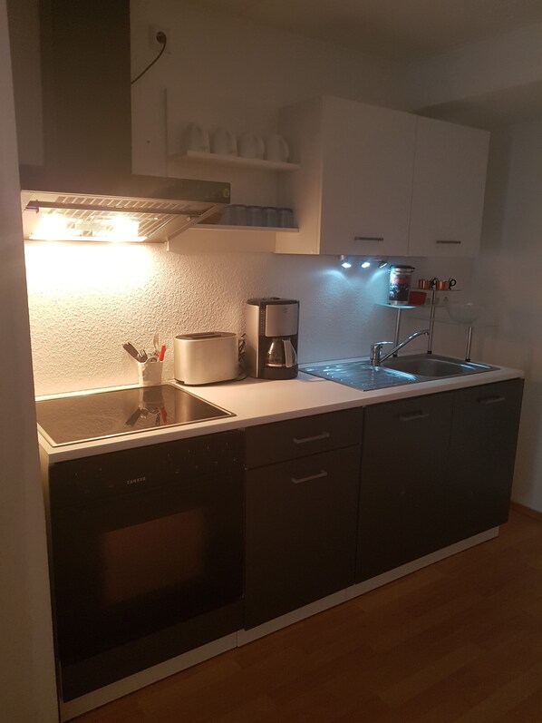 Een koelkast, een magnetron, een oven, een kookplaat