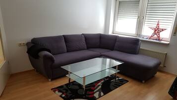 Fernseher, Bücher, Stereoanlage