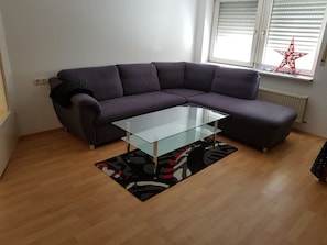 Een televisie, boeken en een stereo