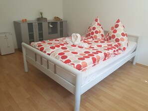 1 bedroom, iron/ironing board, internet, bed sheets