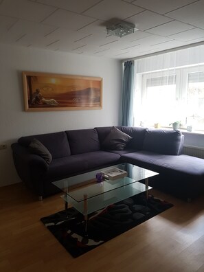 Een televisie, boeken en een stereo