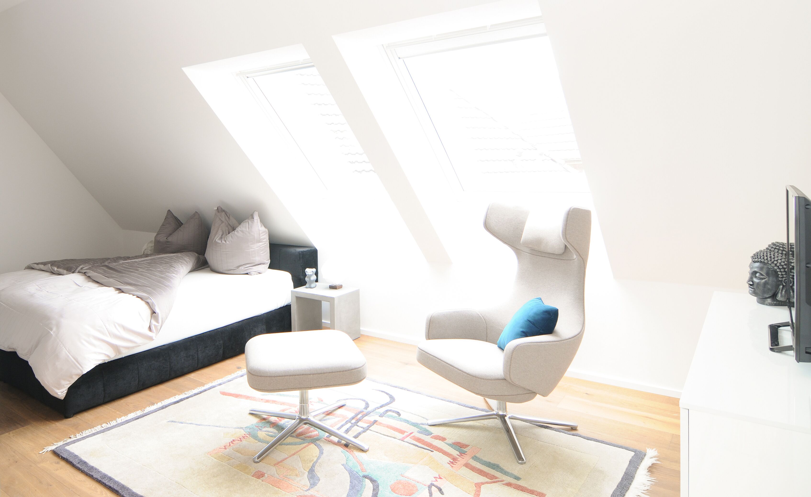 Une chambre à coucher moderne avec un lit, un bureau et une chaise.