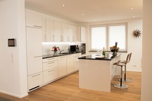 Fridge, microwave, stovetop, dishwasher